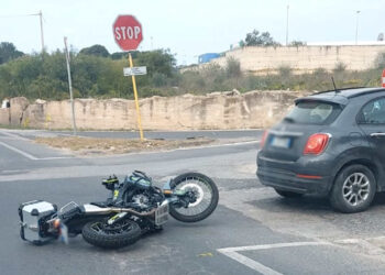 Incidente a Vittoria: scontro auto-moto: un ferito