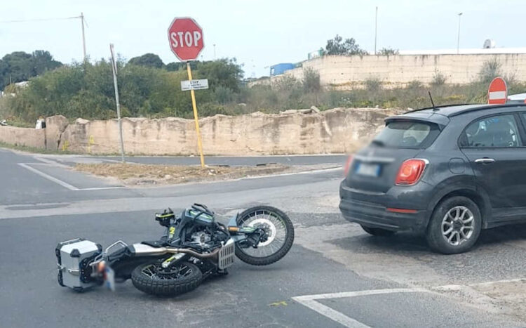 Incidente a Vittoria: scontro auto-moto: un ferito