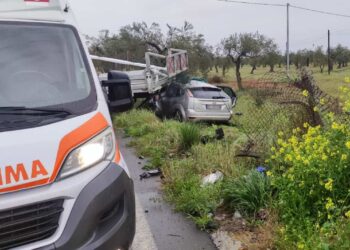 Brutto incidente a Pedalino, scontro tra auto e furgone