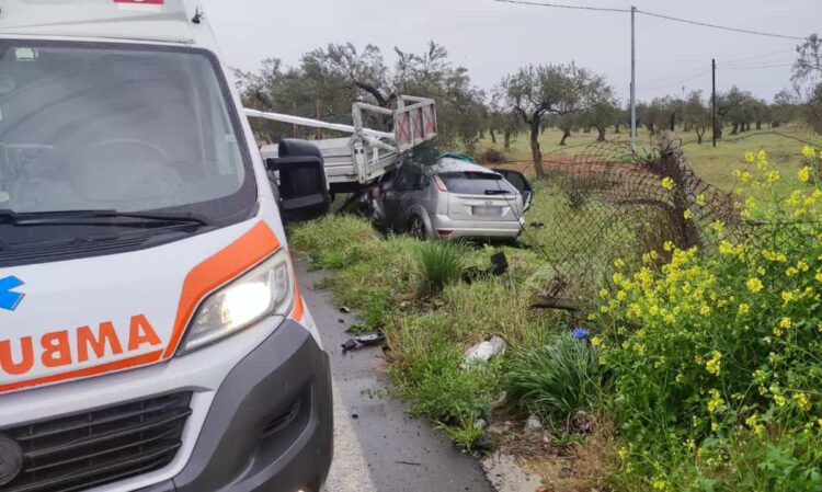 Brutto incidente a Pedalino, scontro tra auto e furgone