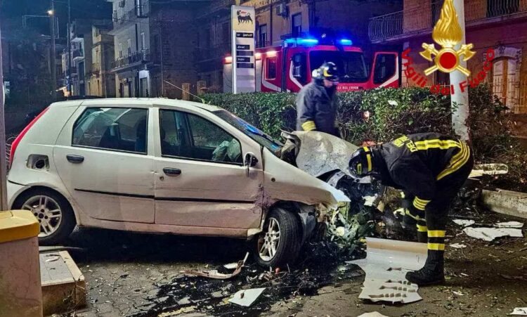 Brutto incidente stradale: coinvolti 5 giovani