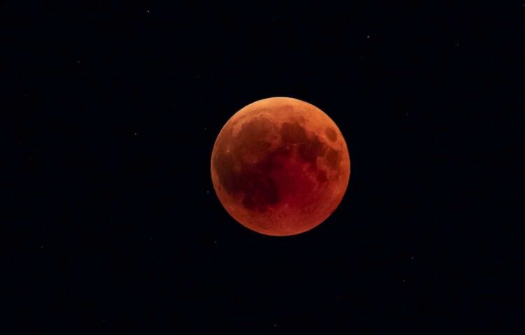 Eclissi lunare totale e Luna di sangue: ecco a che ora vederla in Italia