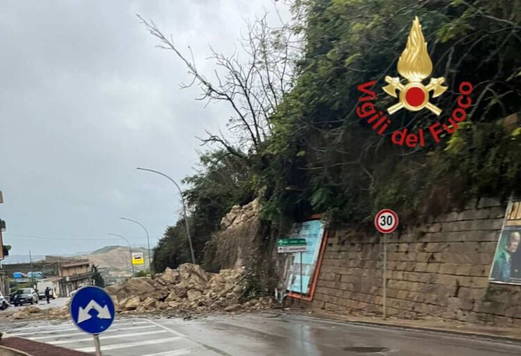 Maltempo in Sicilia: frana costone a Enna: chiusa la Provinciale 2
