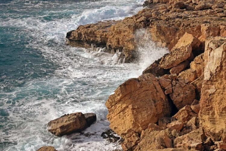 Pescatore amatoriale disperso in mare a Catania: ricerche a Ognina