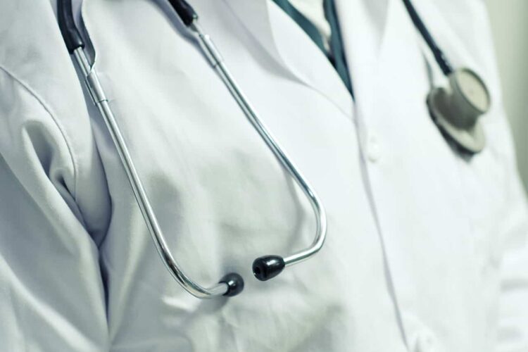 Con una lametta tenta di ferire il medico del Pronto Soccorso