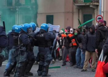 Messina, tensione al corte No Ponte: agente ferito