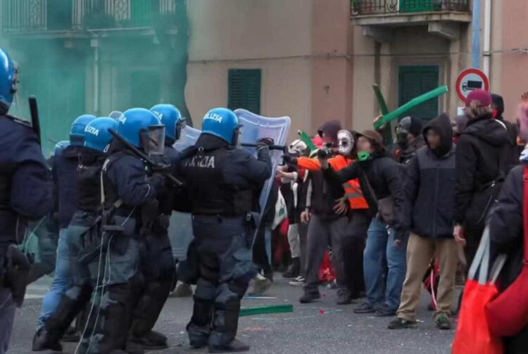 Messina, tensione al corte No Ponte: agente ferito
