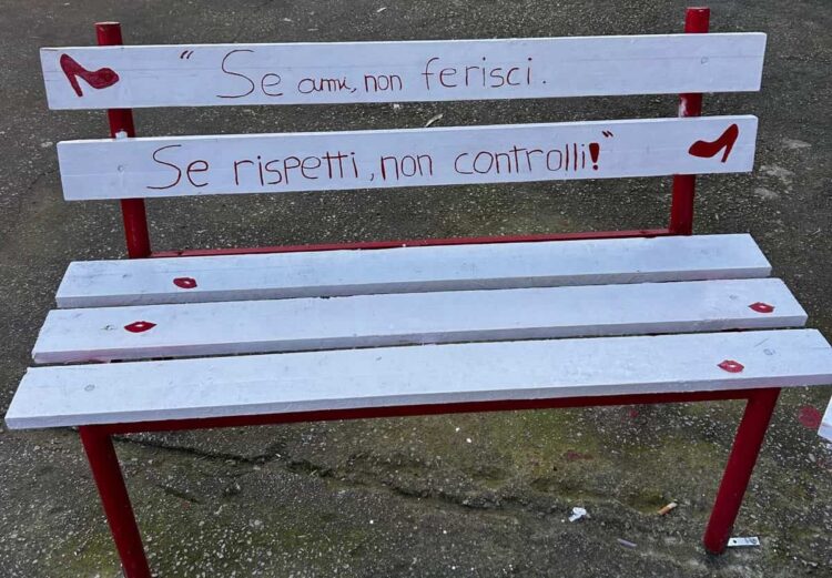 Le panchine contro la violenza alle donne dipinte da Issa