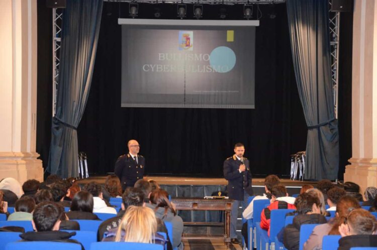 Ragusa, Polizia di Stato a Scuola per Prevenzione Bullismo e Cyberbullismo