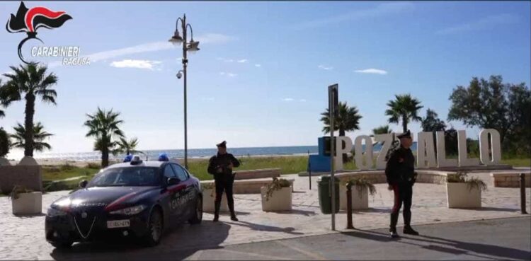 Pozzallo, aggredisce la sua ex e il nuovo compagno danneggiando casa e auto