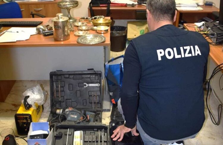 Niscemi, sequestrato materiale rubato: anche la bici di un bambino