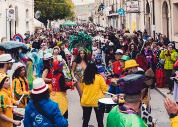 Carnevale di Scicli 2025: un fiume di persone