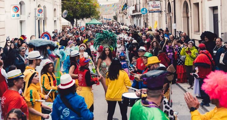 Carnevale di Scicli 2025: un fiume di persone