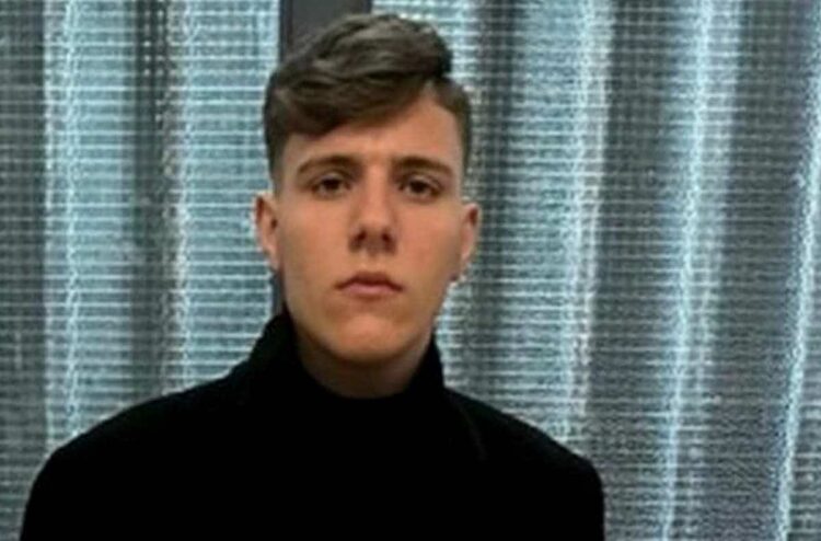 Motta Sant'Anastasia piange Simone D'Arrigo morto a 16 anni, caduto del tetto del centro commerciale