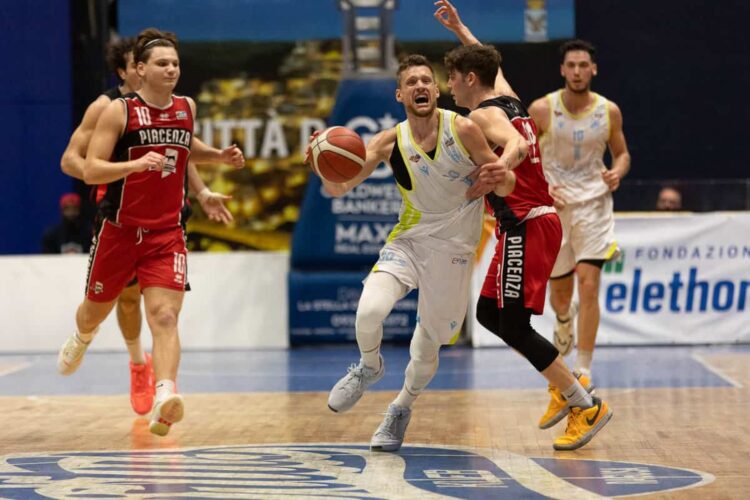 Virtus Ragusa esce sul rettilineo finale e brucia la resistenza di Piacenza