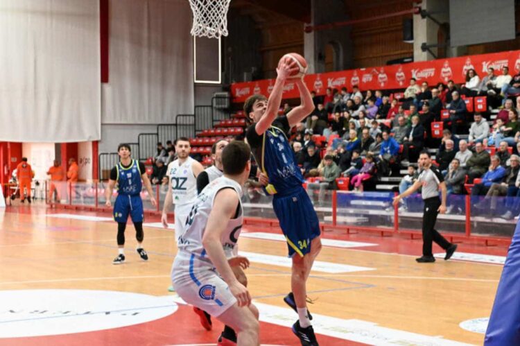 La Virtus Ragusa domina, spreca il +20, ma vince una gara folle con Saronno