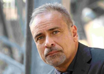 Enzo Decaro al Teatro Garibaldi di Modica con Non è vero ma ci credo