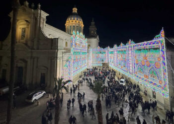 Pasqua a Comiso, ieri sera l’accensione delle luminarie artistiche
