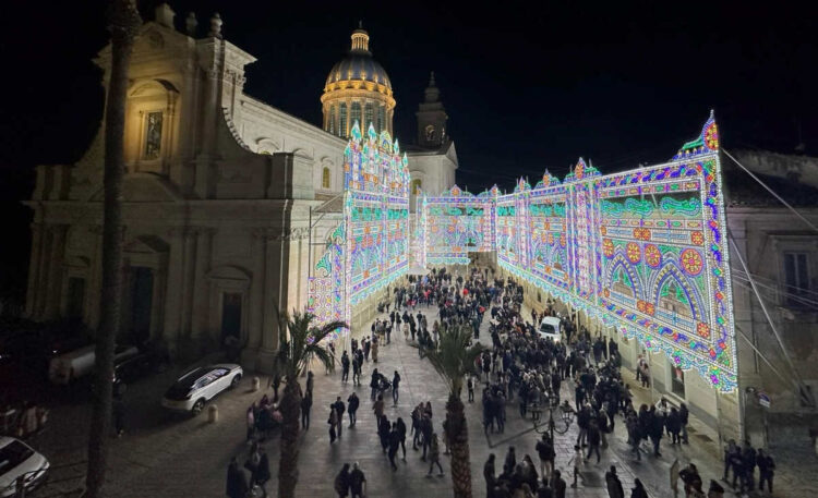 Pasqua a Comiso, ieri sera l’accensione delle luminarie artistiche