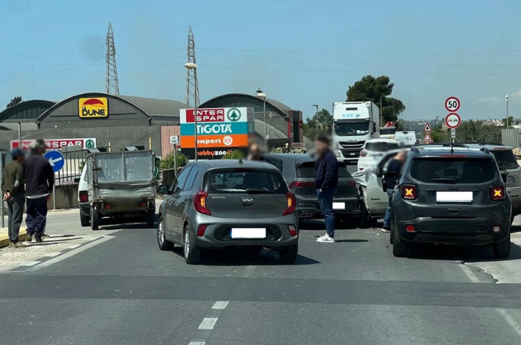 Incidente sulla Vittoria-Comiso: carambola di auto