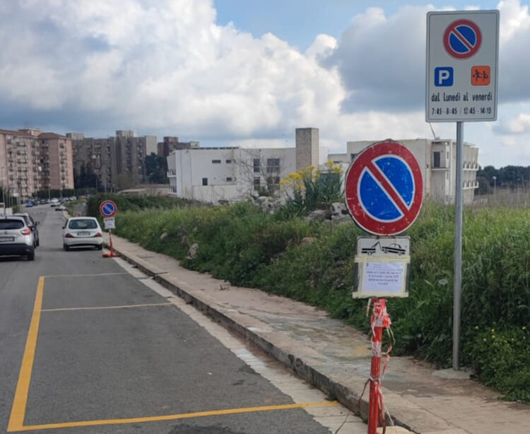 Ragusa e gli stalli per lo scuolabus dinanzi alla Berlinguer: adesso ci sono