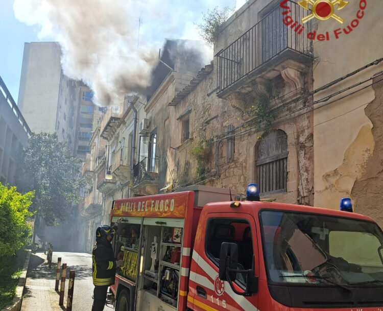 Ragusa, incendio in via Natalelli vicino al Tribunale