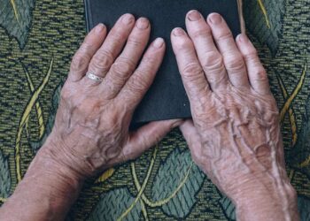 Siracusa, seviziano per mesi un anziano in casa sua: denunciati 5 minorenni