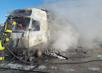 Pozzallo, tir in fiamme: forse guasto elettrico