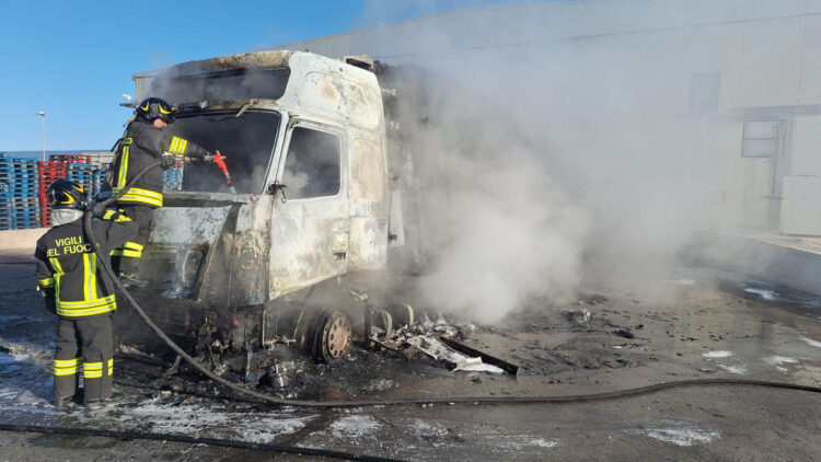 Pozzallo, tir in fiamme: forse guasto elettrico