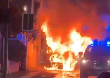 Auto in fiamme a Scoglitti