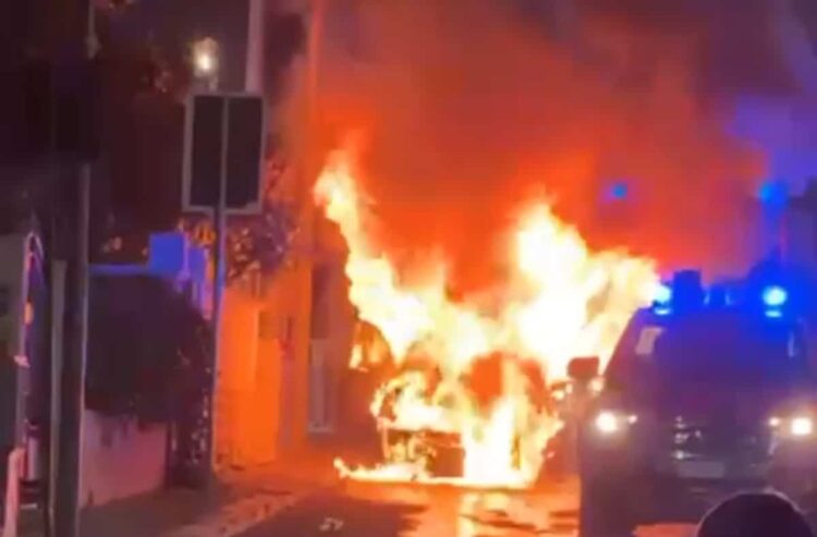 Auto in fiamme a Scoglitti