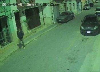 Vittoria, dà alle fiamme un'auto nella notte: ripreso dalle telecamere