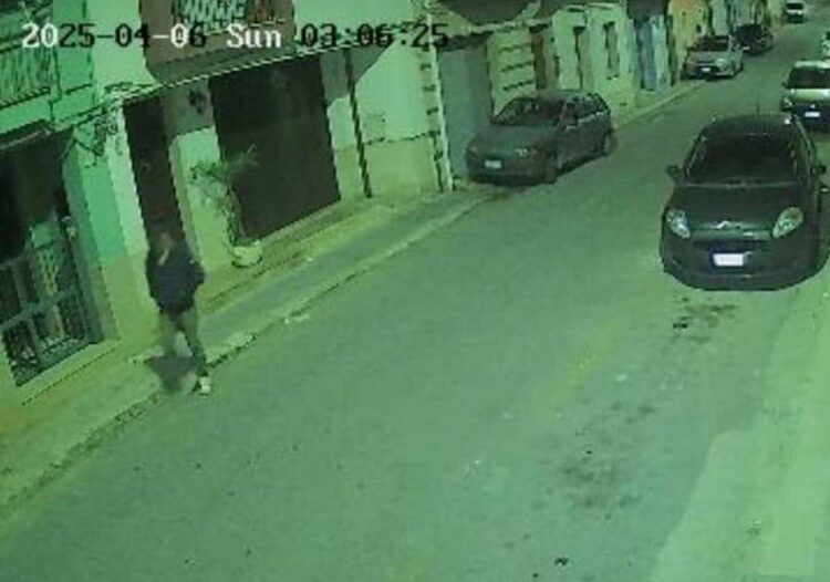 Vittoria, dà alle fiamme un'auto nella notte: ripreso dalle telecamere