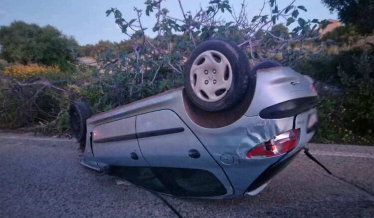 Incidente a Modica: auto si ribalta sulla strada per Marina