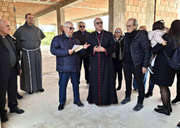 Il Vescovo di Ragusa in visita a Comiso alla costruenda clinica sanitaria Hibiscus