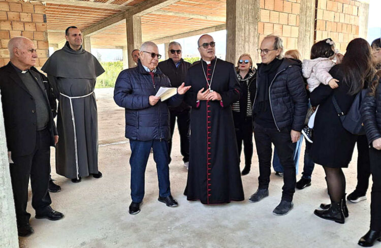 Il Vescovo di Ragusa in visita a Comiso alla costruenda clinica sanitaria Hibiscus