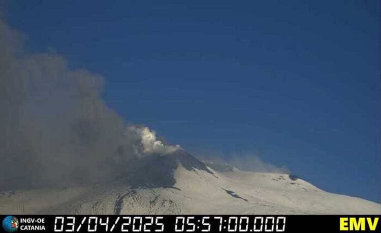 Etna, attività stromboliana e nube di cenere: avviso per volo ma aeroporto Catania operativo