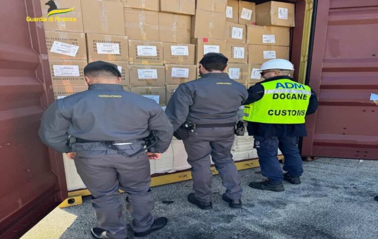Siracusa, controlli nel porto commerciale di Augusta: sequestrati 14.380 articoli