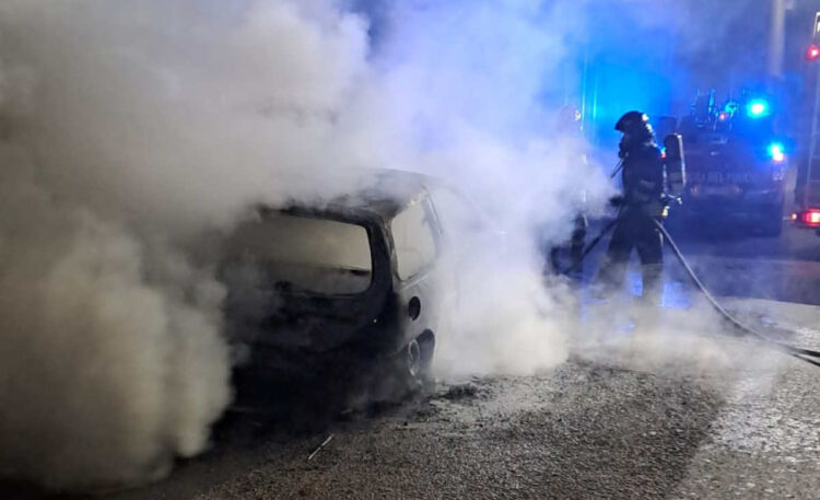 Vittoria, auto a fuoco in contrada Bosco Rotondo