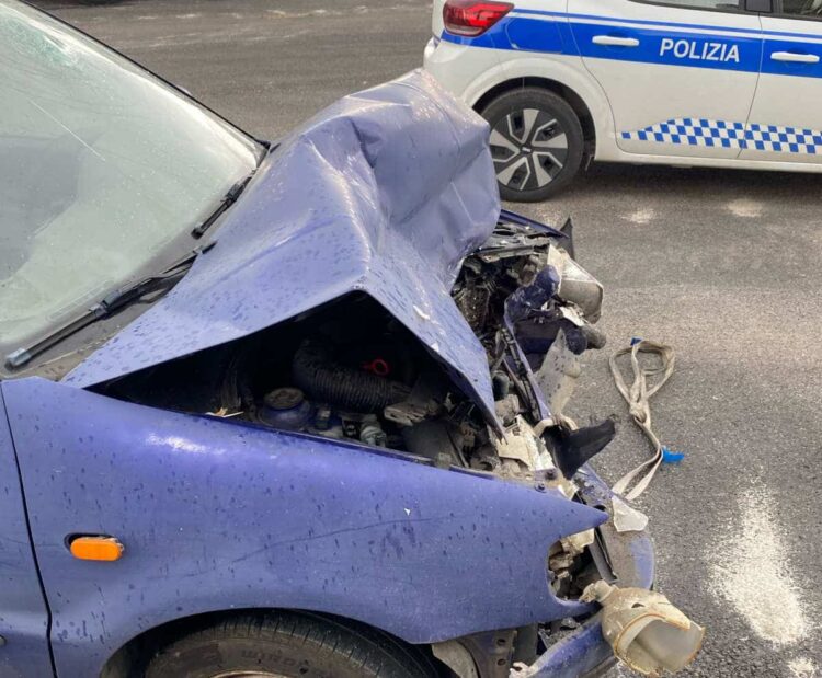Incidente a Modica, auto contro camion: feriti