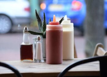 Scambia la tintura per capelli della moglie per maionese e la mette nel panino: malore e spavento