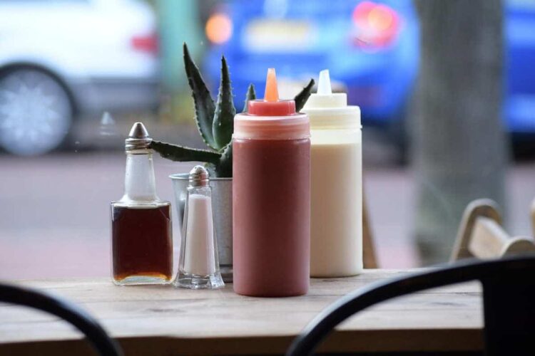 Scambia la tintura per capelli della moglie per maionese e la mette nel panino: malore e spavento