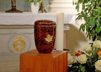 Bimbo di un anno mangia accidentalmente le ceneri del nonno dall'urna dove erano riposte