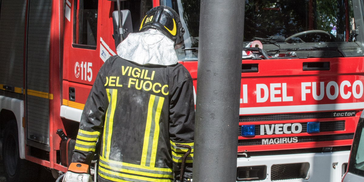 Lancia oggetti dal balcone e si barrica in casa: tensione a Modica