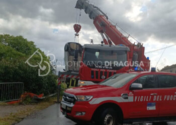 Incidente a Modica, auto finisce fuori strada
