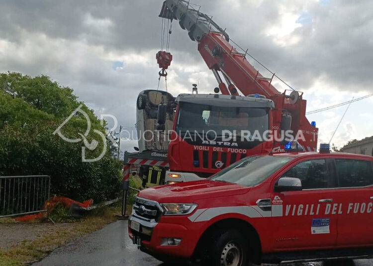 Incidente a Modica, auto finisce fuori strada