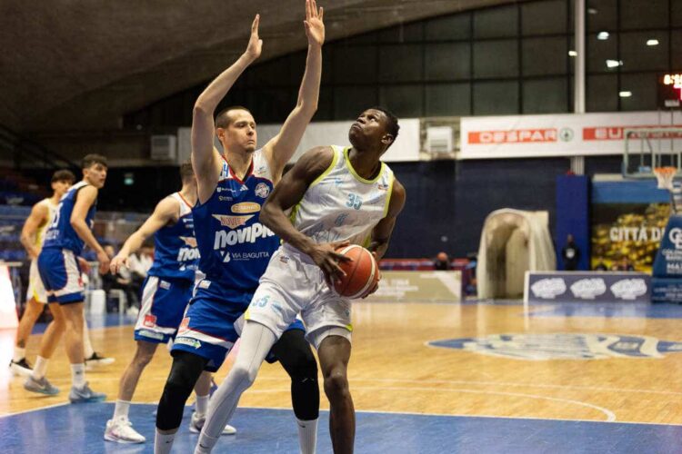 La Virtus Ragusa vince una gara da psicodramma (101-99) e si qualifica ai playout