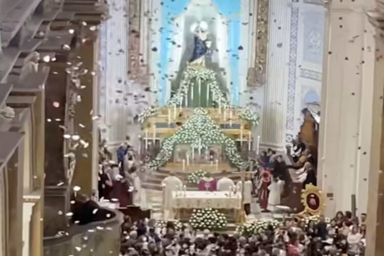 Comiso, la suggestiva cascata di petali di rose