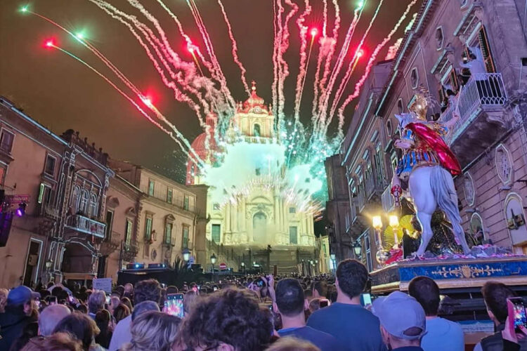 San Giorgio a Ragusa, una folla di devoti e fedeli