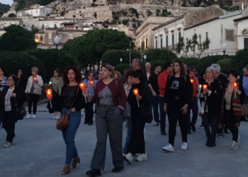 Scicli, fiaccolata in memoria di Peppe Ottaviano: la città è ancora in attesa di risposte specifiche